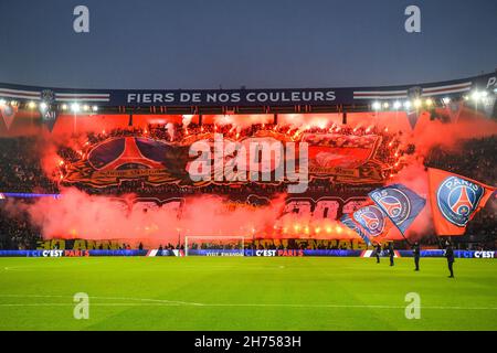 Paris, France, France.20 novembre 2021.Supporters du PSG lors du match de la Ligue 1 entre Paris Saint-Germain (PSG) et le FC Nantes au stade du Parc des Princes, le 20 novembre 2021 à Paris, France.(Image de crédit : © Matthieu Mirville/ZUMA Press Wire) Banque D'Images