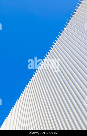 Arrière-plan architectural abstrait avec mur et ciel bleu Banque D'Images