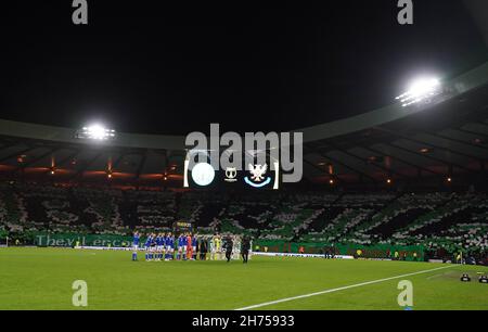 Les équipes s'alignent avant le début du match pour rendre hommage à l'ancien joueur Bertie Auld, qui est exposé dans les tribunes, avant le match de demi-finale de la coupe Premier Sports à Hampden Park, Glasgow.Date de la photo: Samedi 20 novembre 2021. Banque D'Images