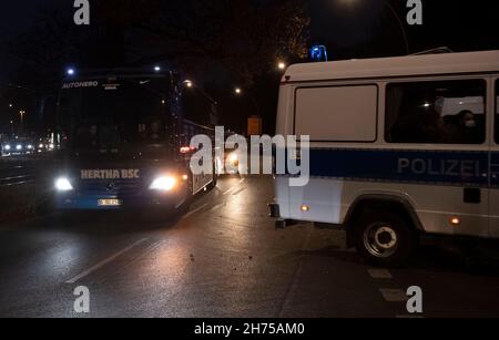 Berlin, Allemagne.20 novembre 2021.Football: Bundesliga, 1.FC Union Berlin - Hertha BSC, Matchday 12.Le bus des joueurs de Hertha BSC arrive au stade à temps seulement avec un escorte de police.Credit: Paul Zinken/dpa/Alay Live News Banque D'Images