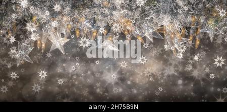 Cadre Garland et bokeh illuminés avec de nombreuses couches de flocons de neige sur fond beige.Carte de vœux du nouvel an et de Noël avec espace pour les copies Banque D'Images