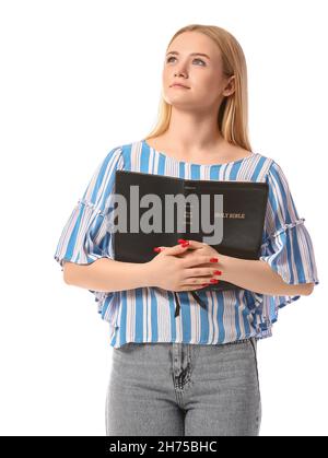 Jeune femme blonde avec la Sainte Bible sur fond blanc Banque D'Images