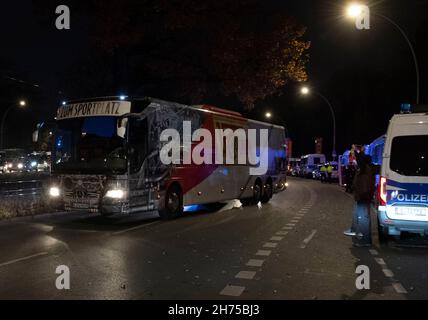Berlin, Allemagne.20 novembre 2021.Football: Bundesliga, 1.FC Union Berlin - Hertha BSC, Matchday 12.Le bus des joueurs de Hertha BSC arrive au stade à temps seulement avec un escorte de police.Credit: Paul Zinken/dpa/Alay Live News Banque D'Images