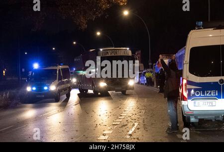 Berlin, Allemagne.20 novembre 2021.Football: Bundesliga, 1.FC Union Berlin - Hertha BSC, Matchday 12.Le bus des joueurs du FC Union arrive au stade à temps seulement avec un escorte de police.Credit: Paul Zinken/dpa/Alay Live News Banque D'Images