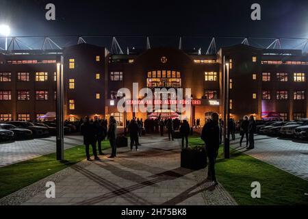 Berlin, Allemagne.20 novembre 2021.Football: Bundesliga, 1.FC Union Berlin - Hertha BSC, Matchday 12.Des files d'attente se forment aux entrées du stand de l'Union au stade an der Alten Försterei.Credit: Paul Zinken/dpa/Alay Live News Banque D'Images
