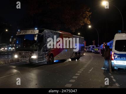 Berlin, Allemagne.20 novembre 2021.Football: Bundesliga, 1.FC Union Berlin - Hertha BSC, Matchday 12.Le bus des joueurs du FC Union arrive au stade à temps seulement avec un escorte de police.Credit: Paul Zinken/dpa/Alay Live News Banque D'Images