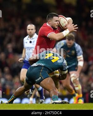 Le Filipo Daugunu d'Australie (à gauche) s'attaque à Ellis Jenkins du pays de Galles lors du match international d'automne au stade de la Principauté de Cardiff.Date de la photo: Samedi 20 novembre 2021. Banque D'Images