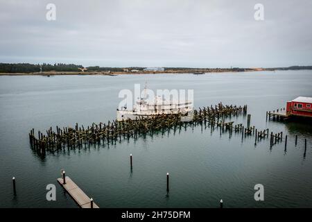 Ancien ferry amarré à Empire Dock dans Coos Bay, Oregon, aérien Banque D'Images