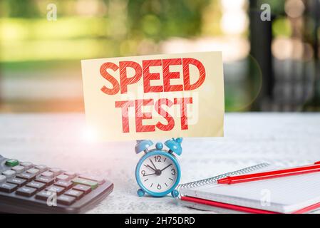 Panneau affichant Test de vitesse.Concept d'affaires test psychologique pour la vitesse maximale d'exécution d'une tâche présentant les compétences de gestion du temps, travail Banque D'Images
