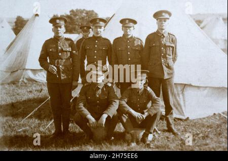 Une photo de la première Guerre mondiale d'un groupe de soldats britanniques, fantassin dans le 4th Battalion (territorial Force) Somerset Light Infantry, posant dans le camp. Banque D'Images