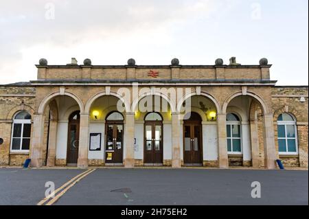 Ancien bâtiment de la gare voûtée et entrée sur la route de la gare Aproach.BOSTON Lincolnshire, Royaume-Uni Banque D'Images