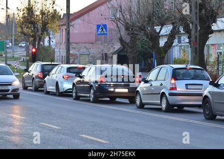 Blocage de la circulation et feux de route oscillants lors du franchissement d'une zone de travail. Banque D'Images