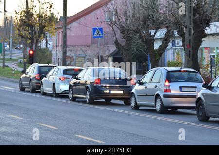 Blocage de la circulation et feux de route oscillants lors du franchissement d'une zone de travail. Banque D'Images