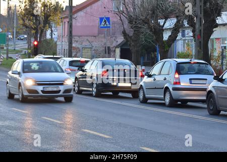 Blocage de la circulation et feux de route oscillants lors du franchissement d'une zone de travail. Banque D'Images