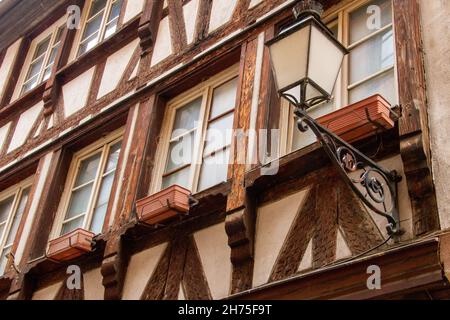 Strasbourg, France, 31 octobre 2021, façade d'une maison à colombages Banque D'Images