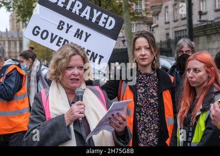 Londres, Royaume-Uni.20 novembre 2021.Une mère d'un manifestant emprisonné soutient l'action de sa fille en dehors de Scotland Yard.Les manifestants marchent des cours royales de justice en solidarité avec les manifestants pacifiques d'isoler le Royaume-Uni emprisonné pour avoir enfreint une injonction et protestant sur les routes afin de forcer le gouvernement à isoler les maisons comme une contribution essentielle à la lutte contre le changement climatique.Ils ont marché jusqu'au pont de Lambeth, s'arrêtant à intervalles réguliers pour lire les déclarations des manifestants emprisonnés, puis s'asseyaient pour bloquer le pont.Peter Marshall/Alay Live News Banque D'Images