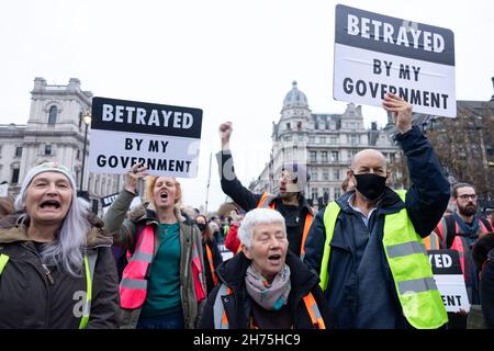 Les manifestants tiennent des pancartes qui disent trahi par mon gouvernement pendant la manifestation.Isolate Britain est une campagne de résistance civile qui appelle le gouvernement britannique à financer un programme national d'isolation des maisons.L'un des 9 activistes, collectivement connu sous le nom d'autoroute 9, y compris Ben Taylor, a été condamné à la prison pour une série de manifestations au cours des derniers mois.Le groupe a organisé une manifestation pour exiger une plus grande action du gouvernement Boris pour faire face aux urgences climatiques.La marche a commencé devant les cours royales de justice et a été effectuée devant le Parlement. Banque D'Images