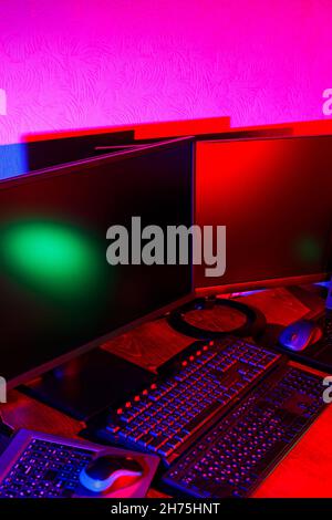 Pièce sombre pour un gamer avec des lampes au néon.Intérieur pour les jeux informatiques, les sports de jeu et le streaming.Arrière-plan abstrait au néon à l'intérieur.GameZone.Bleu Banque D'Images