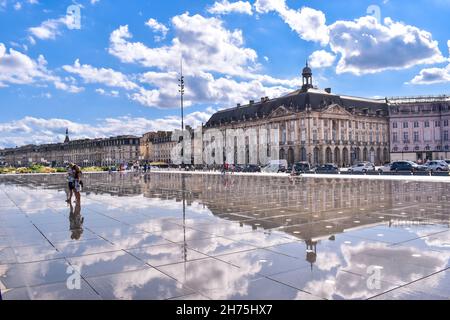 Bordeaux, France - 17 septembre 2021 : Water Mirror, le plus grand bassin de réflexion au monde sur le quai de la Garonne en face de la place de la Bourse Banque D'Images