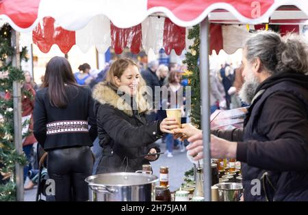 USAGE ÉDITORIAL SEULS les membres du public assistent à l'allumage des lumières de Noël de Chelsea cette année, à Kings Road à Londres.Date de la photo: Samedi 20 novembre 2021. Banque D'Images