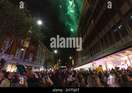 USAGE ÉDITORIAL SEULS les membres du public assistent à l'allumage des lumières de Noël de Chelsea cette année, à Kings Road à Londres.Date de la photo: Samedi 20 novembre 2021. Banque D'Images