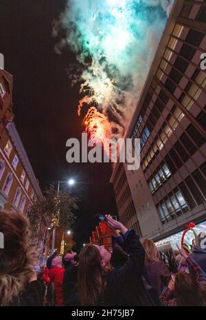 USAGE ÉDITORIAL SEULS les membres du public assistent à l'allumage des lumières de Noël de Chelsea cette année, à Kings Road à Londres.Date de la photo: Samedi 20 novembre 2021. Banque D'Images