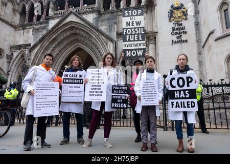 Les manifestants vêtus de scientifiques tiennent des pancartes pendant la manifestation.Isolate Britain est une campagne de résistance civile qui appelle le gouvernement britannique à financer un programme national d'isolation des maisons.L'un des 9 activistes, collectivement connu sous le nom d'autoroute 9, y compris Ben Taylor, a été condamné à la prison pour une série de manifestations au cours des derniers mois.Le groupe a organisé une manifestation pour exiger une plus grande action du gouvernement Boris pour faire face aux urgences climatiques.La marche a commencé devant les cours royales de justice et a été effectuée devant le Parlement.(Photo de Belinda Jiao/SOPA Images/Sipa USA) Banque D'Images