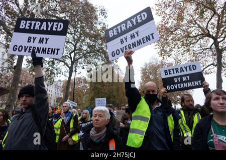 Les manifestants tiennent des pancartes qui disent trahi par mon gouvernement pendant la manifestation.Isolate Britain est une campagne de résistance civile qui appelle le gouvernement britannique à financer un programme national d'isolation des maisons.L'un des 9 activistes, collectivement connu sous le nom d'autoroute 9, y compris Ben Taylor, a été condamné à la prison pour une série de manifestations au cours des derniers mois.Le groupe a organisé une manifestation pour exiger une plus grande action du gouvernement Boris pour faire face aux urgences climatiques.La marche a commencé devant les cours royales de justice et a été effectuée devant le Parlement.(Photo de Belinda Jiao/SOPA Images/Sipa USA) Banque D'Images