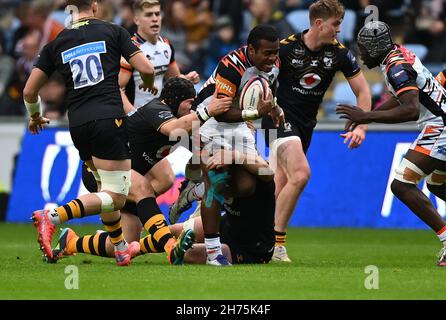 Coventry, Royaume-Uni.20 novembre 2021.Coupe de rugby de premier ministre.Wasps V Leicester Tigers.Stade Coventry Building Society.Coventry.KIni Murimurivalu (Leicester Tigers) est attaqué pendant le match de la coupe de rugby de Premiership entre Wasps et Leicester Tigers.Credit: Sport en images/Alamy Live News Banque D'Images