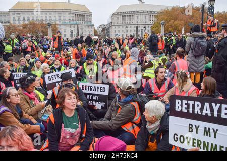 Londres, Royaume-Uni.20 novembre 2021.Les manifestants s'assoient et bloquent le pont de Lambeth.Des manifestants ont défilé à travers Londres pour protester contre l'emprisonnement de neuf activistes britanniques d'Isolate.Credit: Vuk Valcic / Alamy Live News Banque D'Images