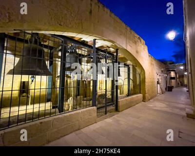 alte Glocken von Kathedrale St. Marija in Zitadelle von Gozo BEI Dämmerung in blaue Stunde, IR-Rabat Għawdex, Victoria, Gozo, Malte Banque D'Images