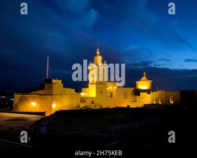 Chapelle de Beleuchtete Saint-Joseph et Kathedrale à Zitadelle von Gozo BEI Dämmerung à blaue Stunde, IR-Rabat Għawdex, Victoria, Gozo, Malte Banque D'Images