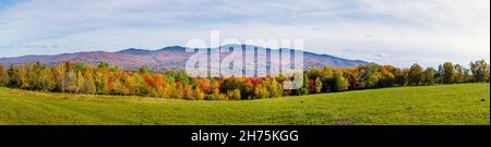 Vue panoramique sur la campagne et les collines colorées du Vermont avec des arbres aux couleurs de l'automne au Von Trapp Family Lodge, Stowe, Vermont, Nouvelle-Angleterre, États-Unis Banque D'Images