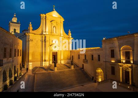 Beleuchtete Kathedrale St. Marija in Zitadelle von Gozo BEI Dämmerung in blaue Stunde, IR-Rabat Għawdex, Victoria, Gozo, Malte Banque D'Images