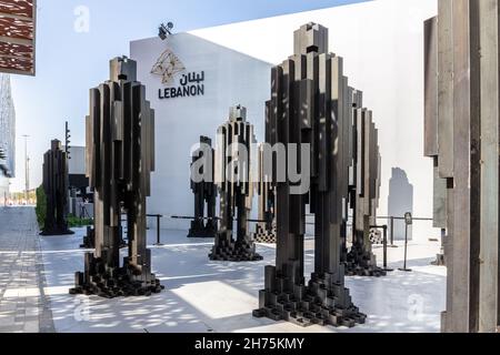 Dubaï, Émirats arabes Unis, 15.11.2021.Pavillon du Liban à l'Expo 2020 Dubai avec sculptures en forme d'homme d'art moderne en face. Banque D'Images