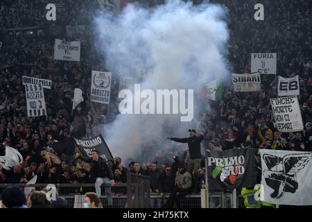 Roma, Italie.20 novembre 2021.Les supporters de Juventus lors de la série Un match de football entre SS Lazio et Juventus FC au stade Olimpico de Rome (Italie), le 20 novembre 2021.Photo Antonietta Baldassarre/Insidefoto Credit: Insidefoto srl/Alay Live News Banque D'Images