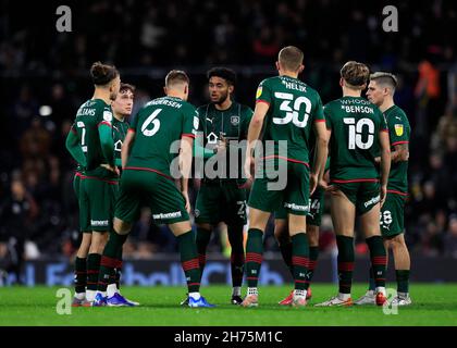 Craven Cottage, Fulham, Londres, Royaume-Uni.20 novembre 2021.EFL Championship football, Fulham versus Barnsley; les joueurs de Barnsley ont une discussion d'équipe avant la deuxième moitié de lancement du crédit: Action plus Sports/Alamy Live News Banque D'Images