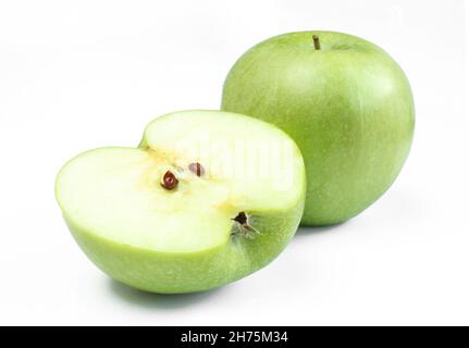 Une pomme entière et demie isolée sur fond blanc.Fruits verts tranchés Banque D'Images