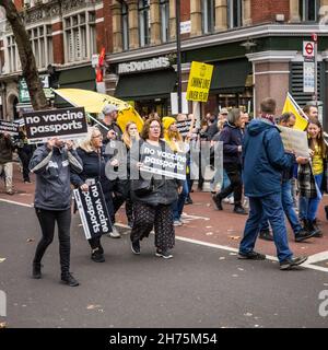 Marque anti-vaccination à Londres Down Charing Cross Road, Londres le samedi 20 novembre 2021 Banque D'Images