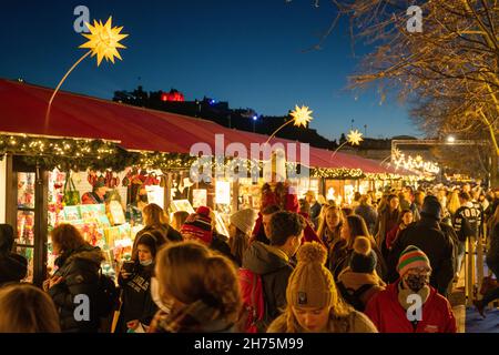 Édimbourg, Écosse, Royaume-Uni.20 novembre 2021.Le jour d'ouverture du marché traditionnel de Noël dans les jardins de East Princes Street à Édimbourg, des milliers de visiteurs ont fait la queue pendant 30 minutes pour y entrer.Le marché est beaucoup plus petit que les années précédentes et la surpopulation était un sujet de préoccupation.Pic; les étals du marché de Noël ont été courbés avec des visiteurs.Iain Masterton/Alay Live News. Banque D'Images