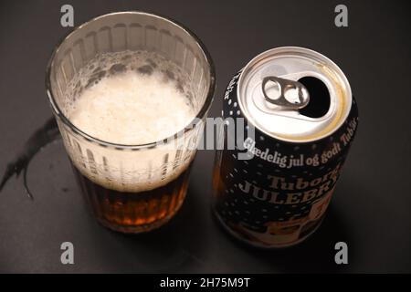 Copenhague/Danemark./20 novembre 2021/ Tuborg julebryg en d'autres termes bière de noël pour la saison de noël.(Photo..Francis Joseph Dean/Dean Pictures) Banque D'Images