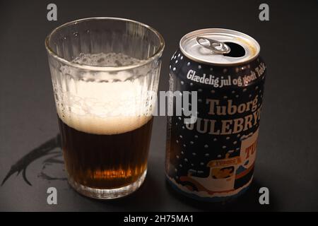 Copenhague/Danemark./20 novembre 2021/ Tuborg julebryg en d'autres termes bière de noël pour la saison de noël.(Photo..Francis Joseph Dean/Dean Pictures) Banque D'Images