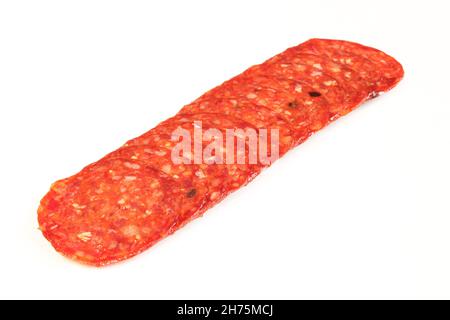 Viande fumée de salami coupée en tranches sur fond blanc. Fines morceaux de bœuf Banque D'Images