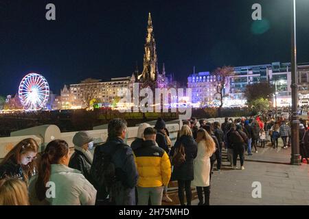 Édimbourg, Écosse, Royaume-Uni.20 novembre 2021.Le jour d'ouverture du marché traditionnel de Noël dans les jardins de East Princes Street à Édimbourg, des milliers de visiteurs ont fait la queue pendant 30 minutes pour y entrer.Le marché est beaucoup plus petit que les années précédentes et la surpopulation était un sujet de préoccupation.Pic ; longues files d'attente de visiteurs attendant d'entrer dans le marché de Noël.Iain Masterton/Alay Live News. Banque D'Images