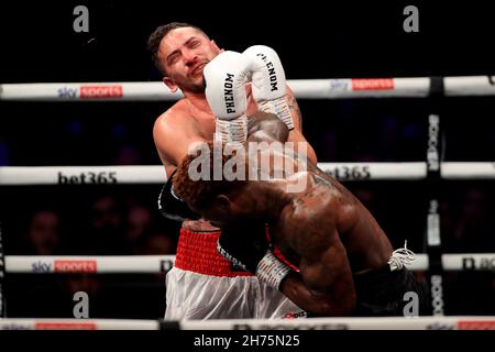 LONDRES, ANGLETERRE - 20 NOVEMBRE : Mikael Lawal frappe Leonardo Damian Bruzzese (R) pendant Boxxer à la SSE Arena, Wembley, le 20 novembre 2021 . Banque D'Images