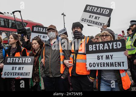 Londres, Angleterre, Royaume-Uni.20 novembre 2021.Londres, Royaume-Uni, le 20 novembre 2021.Des centaines de manifestants pacifiques de divers groupes activistes se sont réunis à la Cour centrale de justice et ont défilé sur la place du Parlement et le pont Lambeth.Ils protestent contre l'emprisonnement de neuf activistes britanniques isolent.et le projet de loi récemment approuvé (16 octobre) sur la police, la criminalité, la peine et les tribunaux, défini comme ''draconienne' par les principales organisations nationales et internationales de défense des droits de l'homme et civils.Les neuf activistes ont directement contesté les décisions du tribunal concernant leurs protestations qui ont bloqué le grand national Banque D'Images