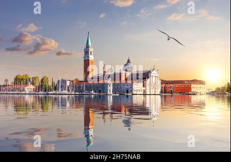 Monastère Saint-George dans la lagune de Venise, vue sur le coucher du soleil, Italie Banque D'Images