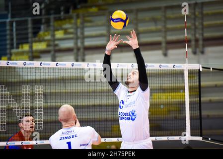 Latina, Italie.20 novembre 2021.Michele Baranowicz (Top Volley Cisterna) pendant Top Volley Cisterna vs Vero Volley Monza, Volleyball Italien Serie A Men SuperLeague Championship Championship à Latina, Italie, novembre 20 2021 crédit: Independent photo Agency/Alay Live News Banque D'Images