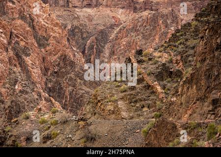 Falaises au-dessus de la piste de la rivière au fond du Grand Canyon le long de la piste Bright Angel Banque D'Images