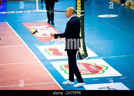 Latina, Italie.20 novembre 2021.Coach Soli (Top Volley Cisterna) pendant Top Volley Cisterna vs Vero Volley Monza, Volleyball Italien Serie A Men SuperLeague Championship Championship à Latina, Italie, novembre 20 2021 crédit: Independent photo Agency/Alay Live News Banque D'Images